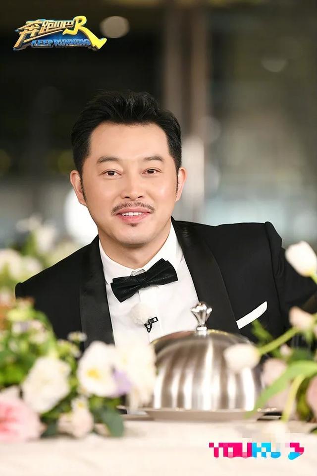 再同框关晓彤可没输，穿短裤婚纱变长腿酷girl，baby硬靠曲线打平