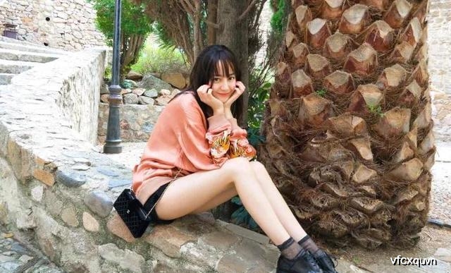 迪丽热巴戴假刘海拍游客照?甜美可爱毫无违和感