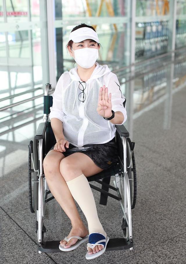 陈松伶携小8岁老公走机场,49岁穿得清爽却被O型腿抢镜,腿太弯