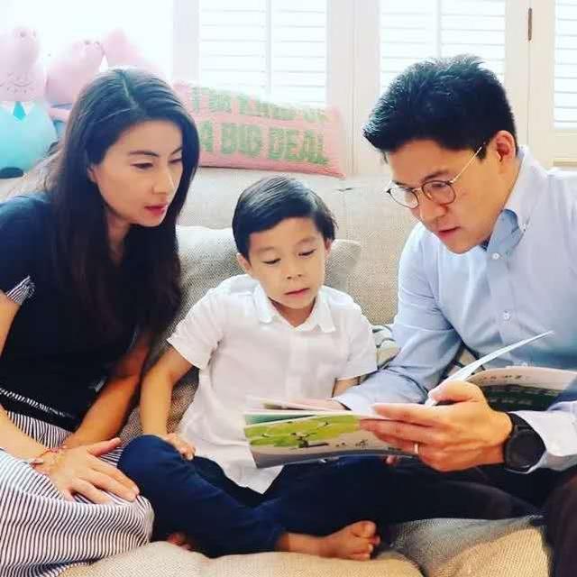 霍启刚带儿子做手工，6岁儿子动手能力强，长相老成很有精英范儿