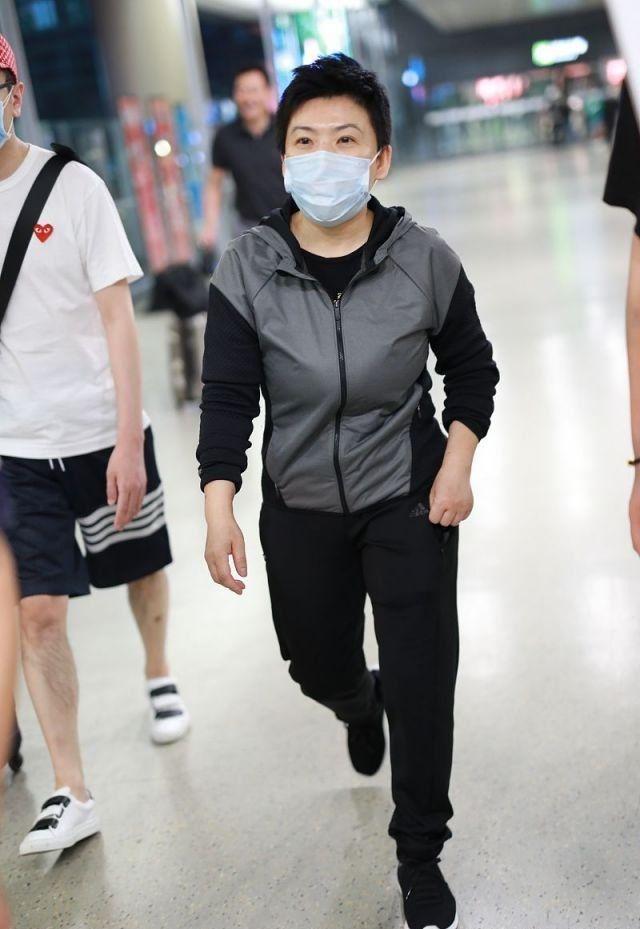 47岁邓亚萍素颜走机场,155穿运动装冠军范十足,这么多年没变样
