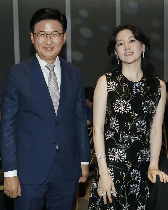 49岁李英爱再封后!穿印花裙同台35岁具惠善,气质无惧14岁年龄差