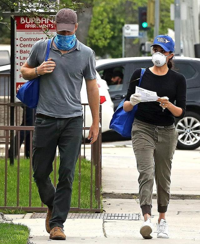 凯特妈妈亲自上病房送温暖,穿蓝裙似凯特姐妹,比梅根爸爸省心