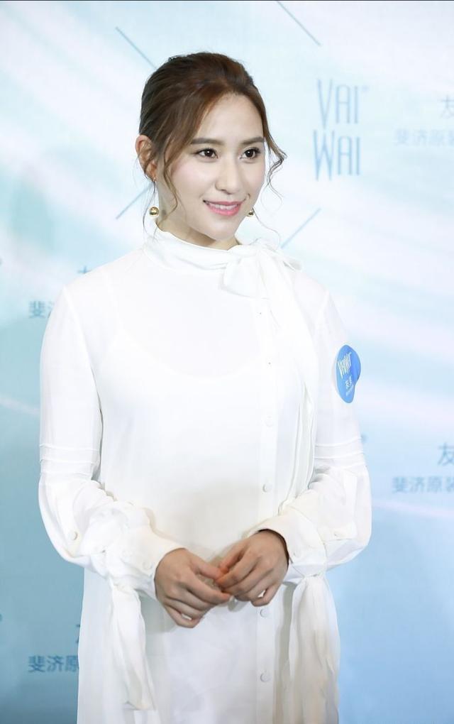 赌王唯一龙凤胎子女,何超莲携手哥哥现身,何超莲少女哥哥很老实