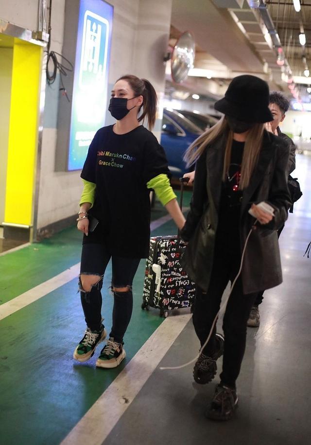 周扬青现身走机场,穿大西装暴露真实身高,竟有阿娇同款五短身材