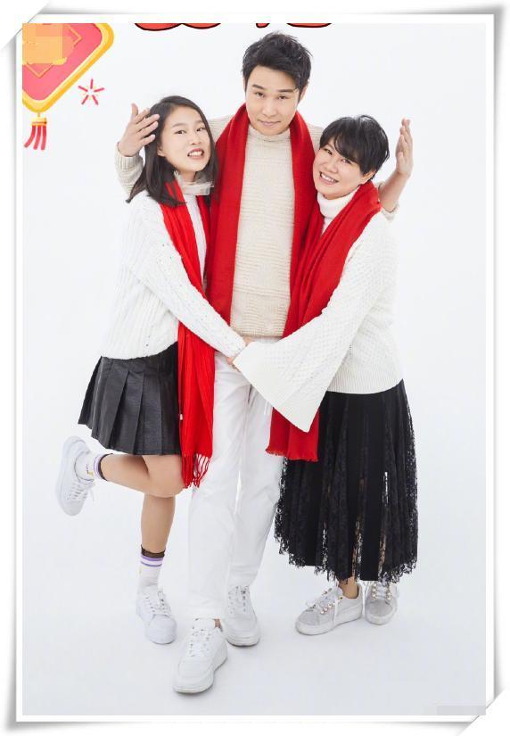 小沈阳女儿跟妈走机场,模样像爸超洋气,阔腿裤搭衬衫比妈妈时髦