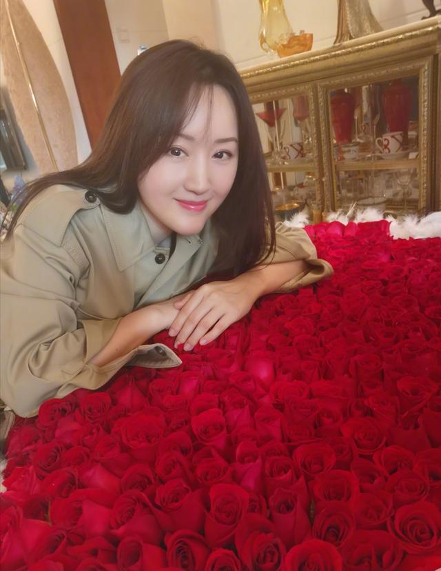 被杨钰莹近照给惊艳到!49岁还有婴儿肥,戴朵野花更是娇俏