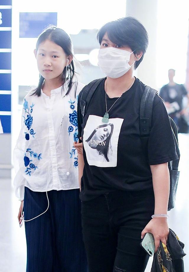 小沈阳女儿跟妈走机场,模样像爸超洋气,阔腿裤搭衬衫比妈妈时髦