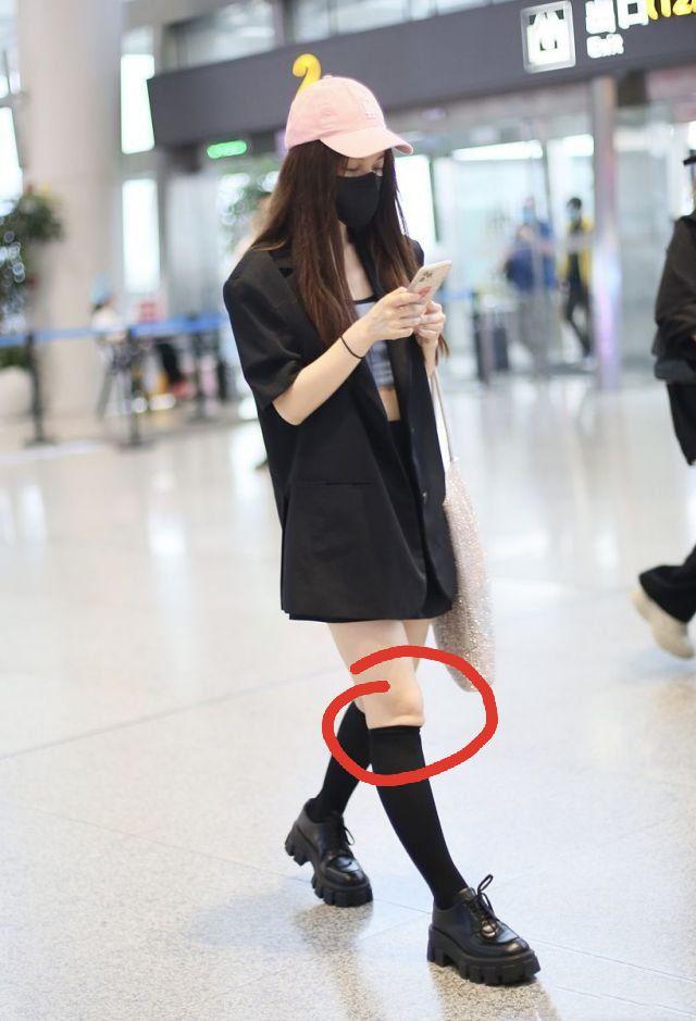 吴昕参加姐姐后脱胎换骨，穿露脐装搭长袜，暴露膝盖内翻勒出赘肉