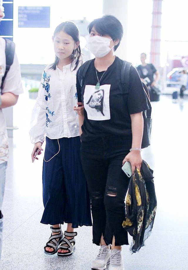 小沈阳女儿跟妈走机场,模样像爸超洋气,阔腿裤搭衬衫比妈妈时髦