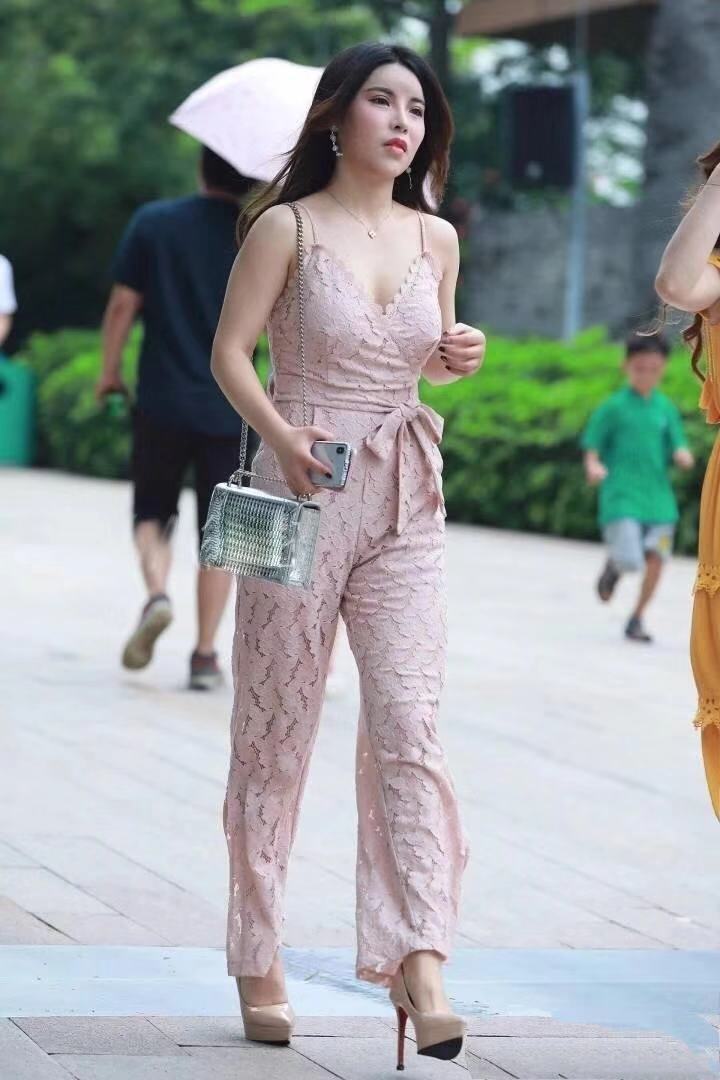 街拍:身材高挑的小姐姐,搭配时尚,令人羡慕