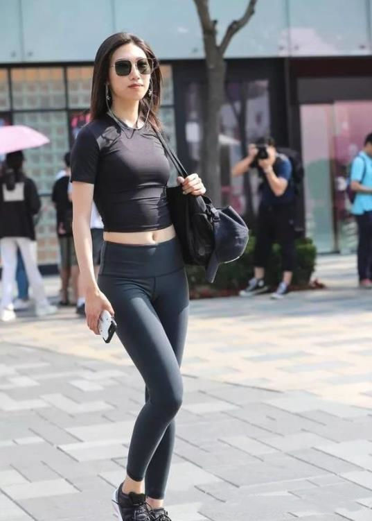 戴着墨镜的小姐姐，简约的穿搭魅力十足，尽显运动女神风采