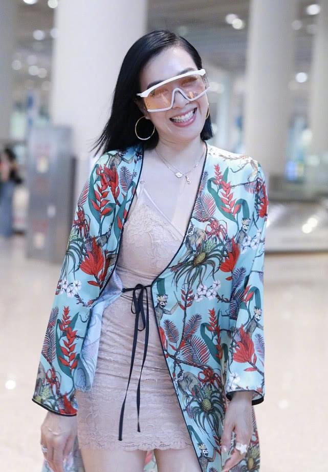 钟丽缇外穿印花“睡衣风”风衣,脚踏黄艳色运动鞋,玩转土味时尚!