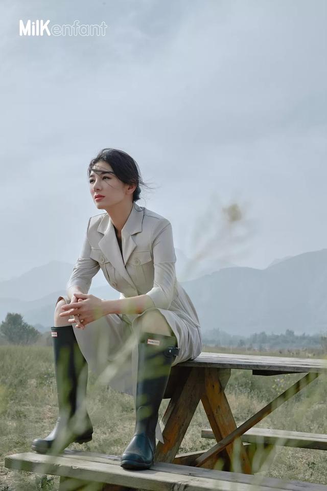 黄奕首携女儿拍大片，7岁铛铛气质初显美翻，模样像爸气质却像妈