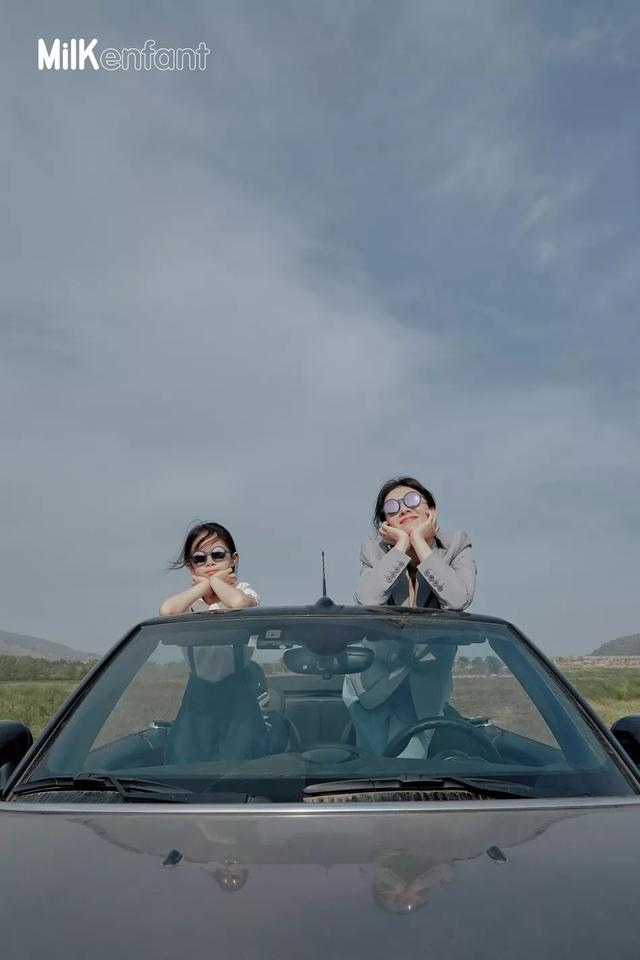 黄奕首携女儿拍大片，7岁铛铛气质初显美翻，模样像爸气质却像妈