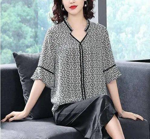 42岁小姨从来不买妈妈装,衣柜装满“花笺衫”,难怪她时髦显嫩美