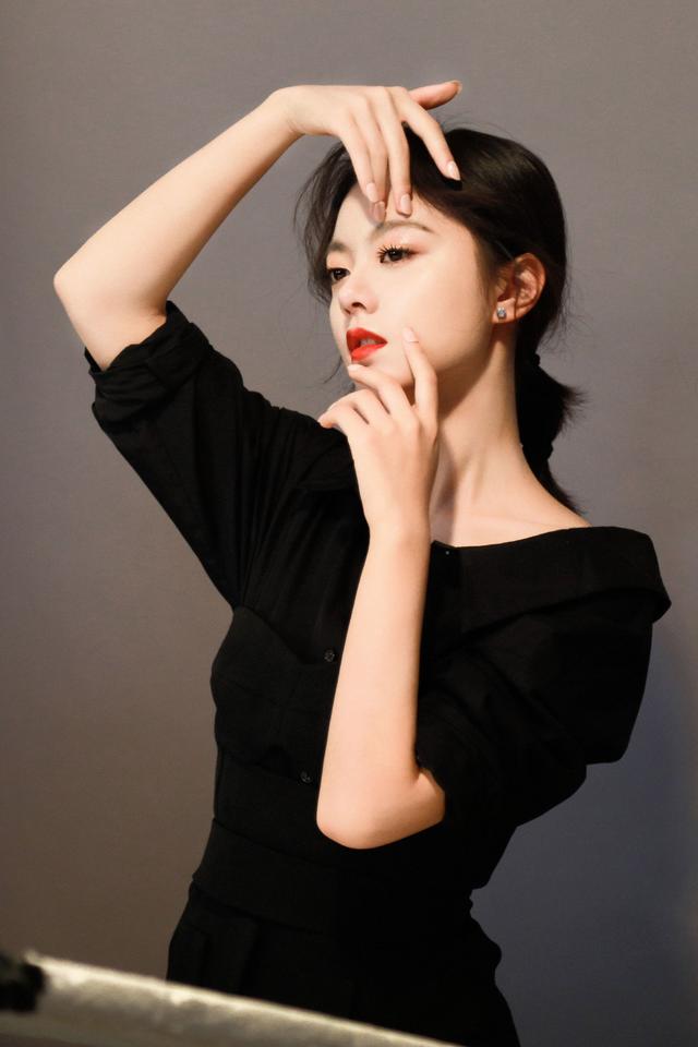 17岁赵今麦穿露脐装暴露小肚子，帽子手套装备齐全，小鸟腿吸睛