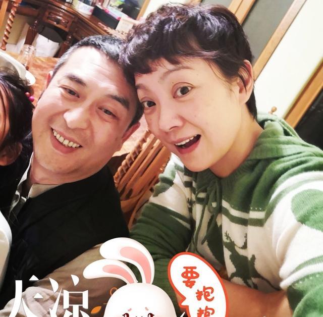张嘉译携娇妻现身活动，51岁妻子吊带裙搭T恤很贤惠，淡妆很年轻