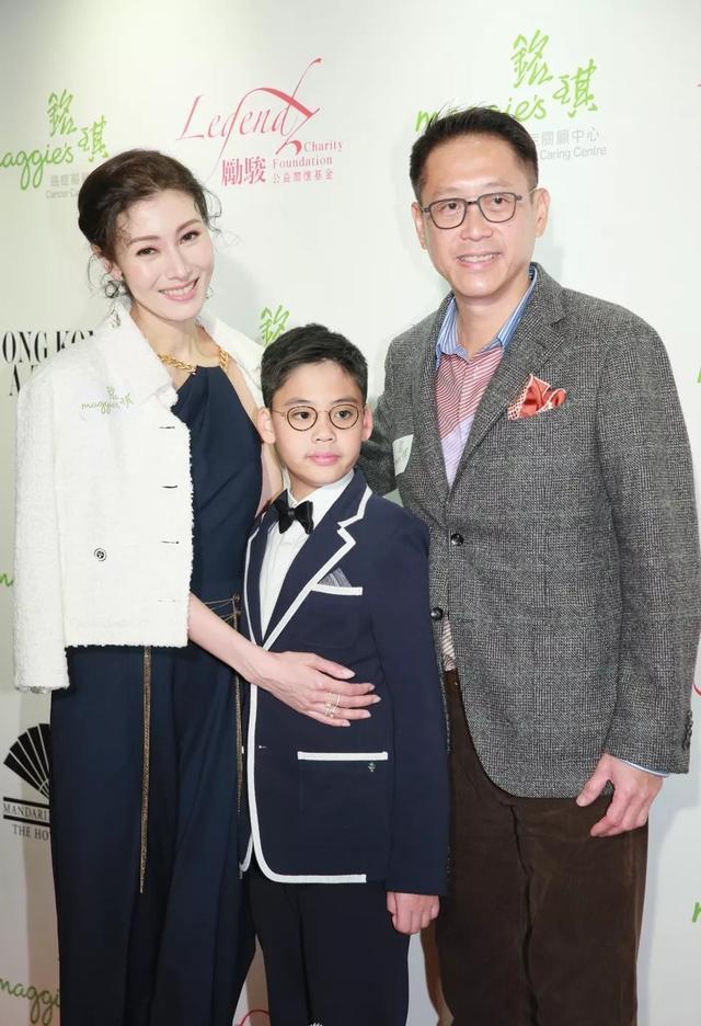 李嘉欣亲姐太“丑”,姐妹俩走机场颜值差别大,穿得却比妹妹时髦