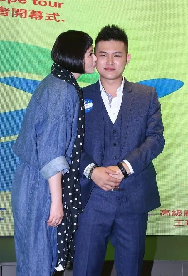 萧淑慎携男友露面,风衣不穿打底放得开,90后男友站姿太显生疏