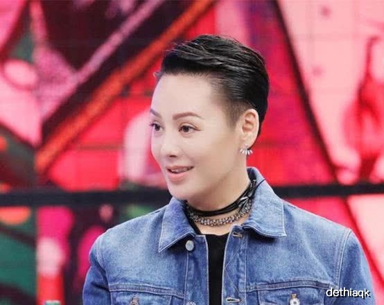 47岁宁静气质可真好!干练短发配风衣美腿真抢镜,气质高级不俗气