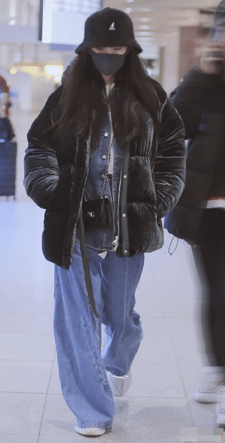 真正聪明的女人,穿羽绒服都不会配黑裤子,看杨幂蔡依林就知道了