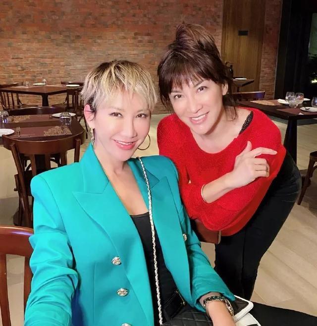 李玟剪短发太减龄,晒姐妹合照看着像双胞胎,同款火辣身材惹人羡