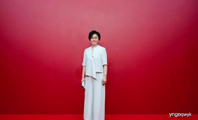 赵薇化身元气复古少女，64岁李少红也不服老，报纸垫肩西装玩时尚