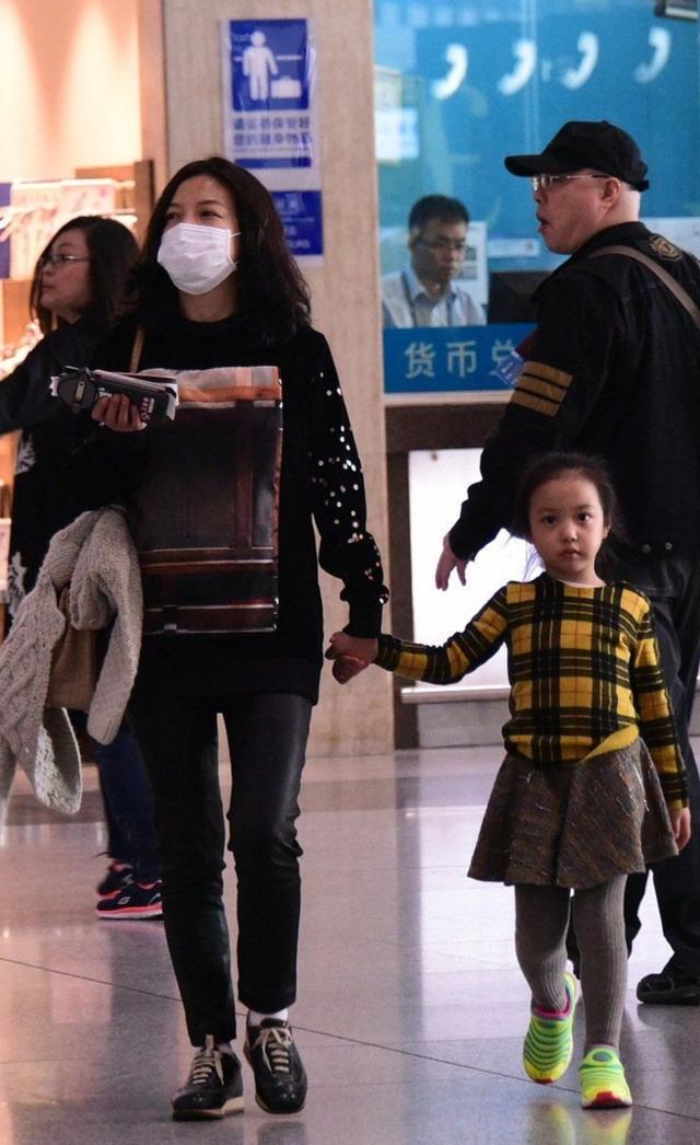 赵薇携女走机场,女儿继承同款大眼颜值高,赵薇不修边幅像大妈