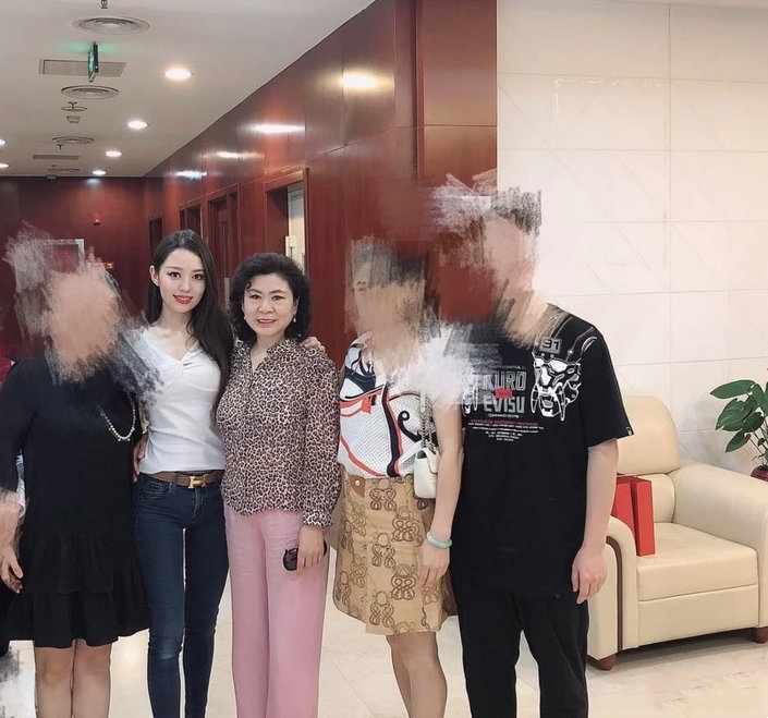 郎朗妻子陪婆婆现身,白t牛仔秀芭比曲线,比婆婆豹纹粉衣还抢镜