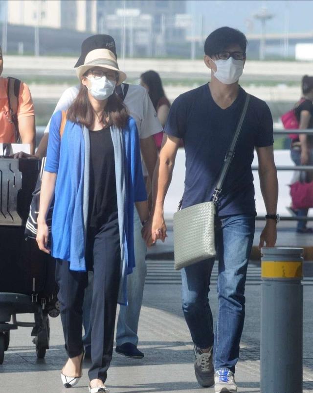 刘诗诗吴奇隆合体走机场,刘诗诗闭眼走路太疲劳,吴奇隆牵手护驾