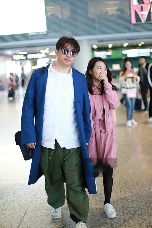 黄磊一家走机场,多多美过妈妈太抢眼,黄磊发福收不住变油腻大叔