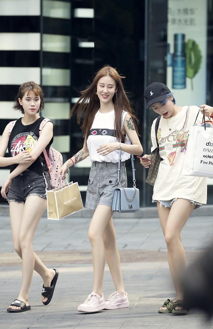时尚美女街拍:时尚靓丽的美女,如一股清风徐来