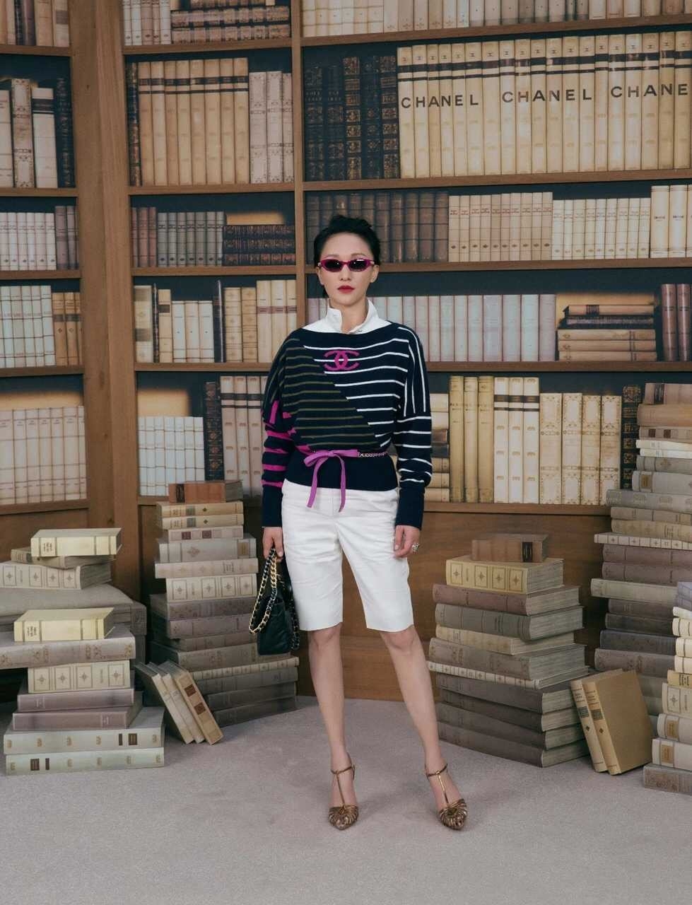 周迅一身香奈儿亮相时装周,穿五分短裤凹造型,掀起刘海气场满分