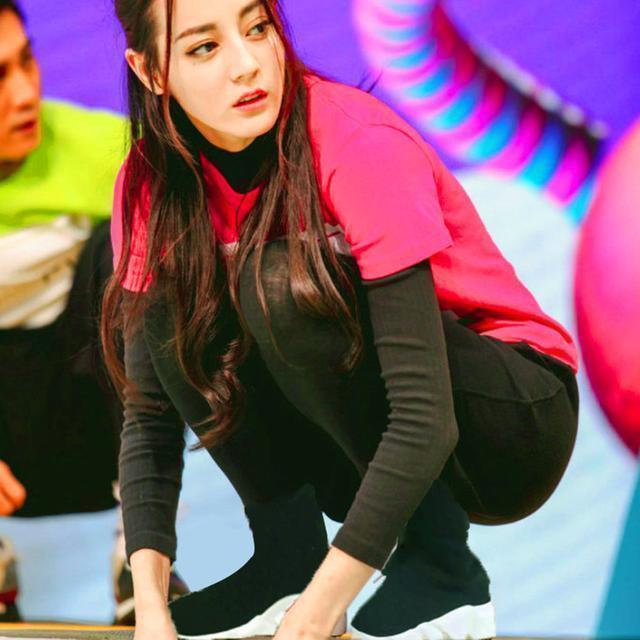 贾静雯带女儿游乐场玩，43岁穿的像个小姑娘，脚上的靴子真好看