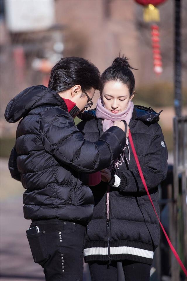 章子怡一家三口走机场，她涂红唇拎贵妇包超霸气，汪峰身后变跟班
