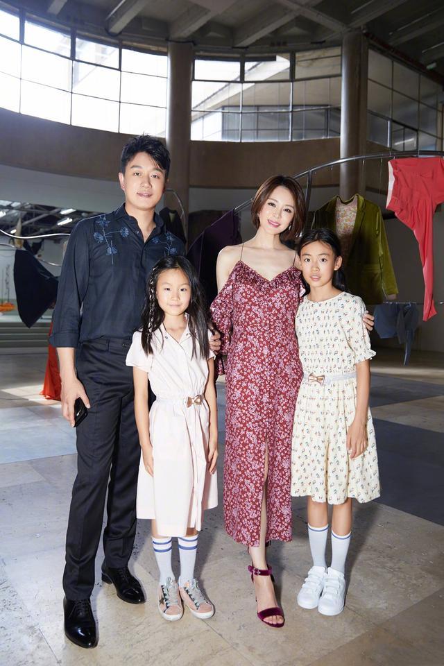 佟大为夫妇走机场,关悦留长发太减龄,戴珍珠链眼镜穿得像小姑娘