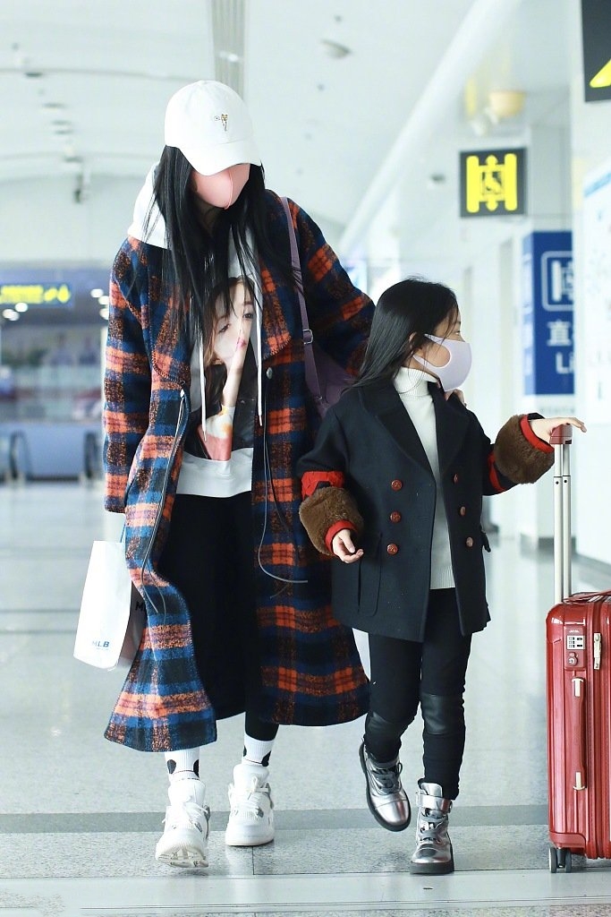李小璐一身轻松不管女儿,母女一起走机场,甜馨自己拖行李好独立
