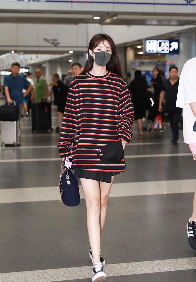 31岁李菲儿秀''蜂腰'',短款T恤搭配高腰直筒裤,身材好得像少女