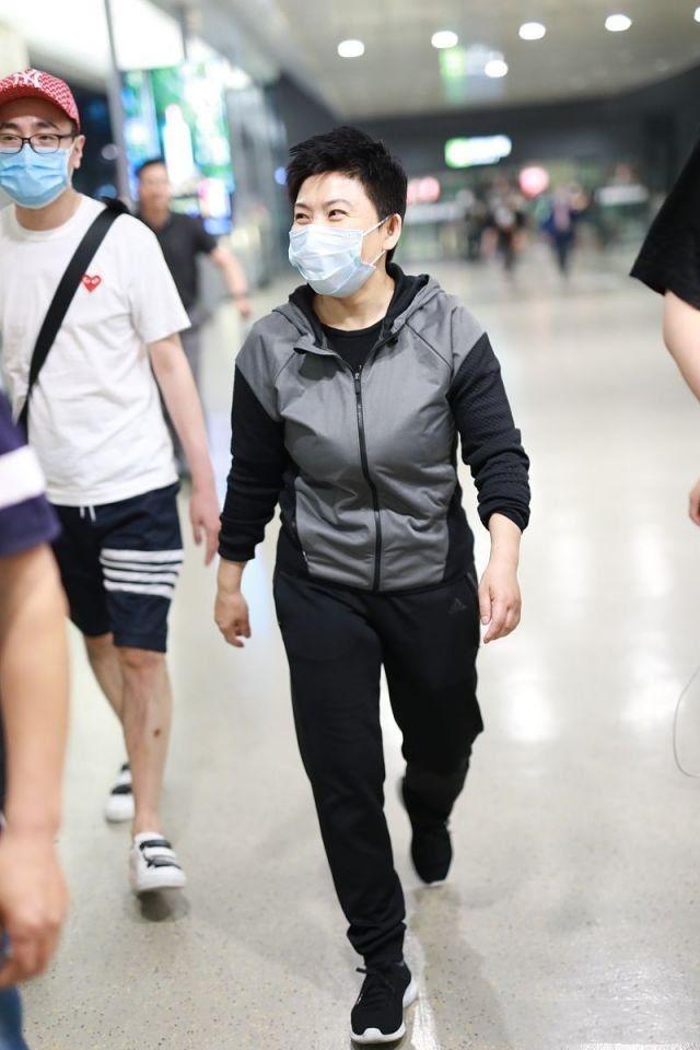 47岁邓亚萍素颜走机场,155穿运动装冠军范十足,这么多年没变样