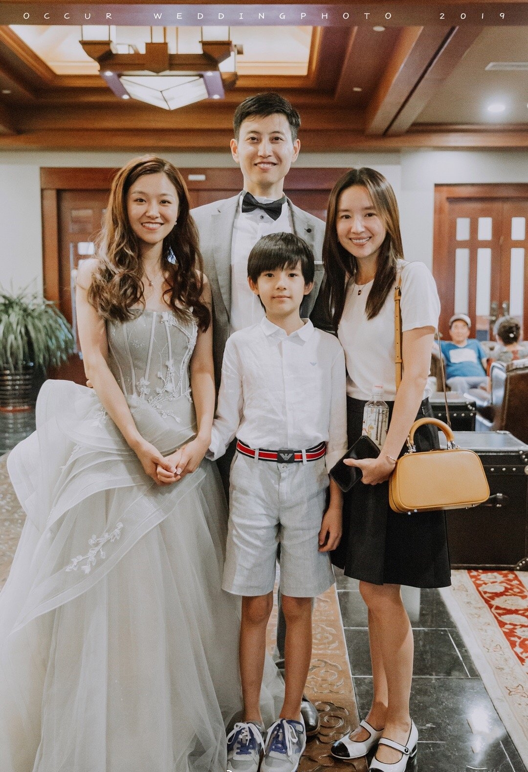 董洁携子参加婚礼,一身清新风穿搭很少女,10岁顶顶忧郁气质像妈
