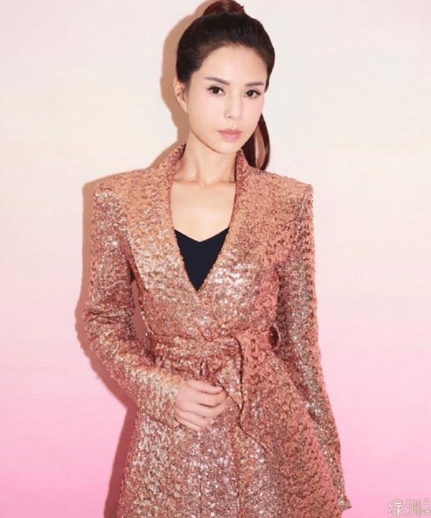 “小龙女”李若彤才是腰精,51岁大秀“蚂蚁腰”,网友:看服了