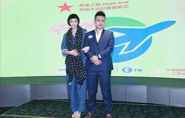 萧淑慎携男友露面,风衣不穿打底放得开,90后男友站姿太显生疏