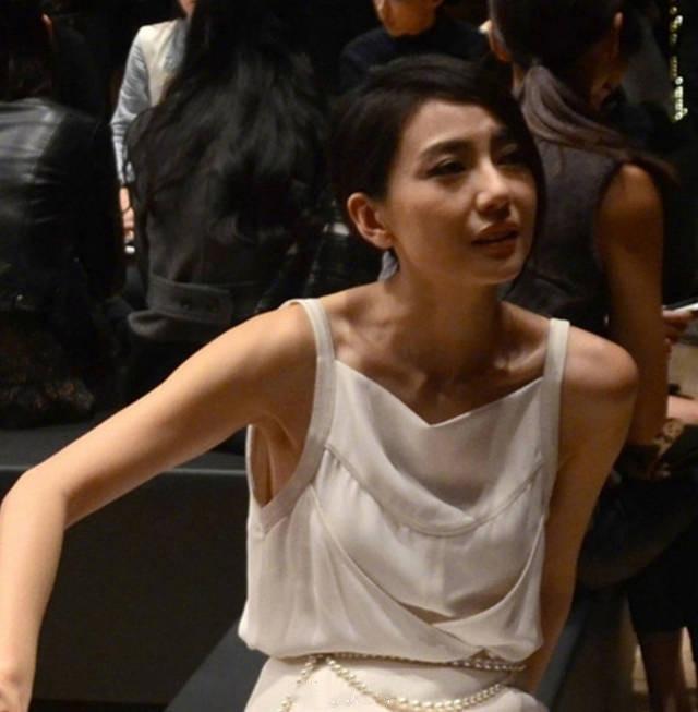 高圆圆瘦得太厉害，紧身白裙穿出宽松感，项链也被用来当腰带