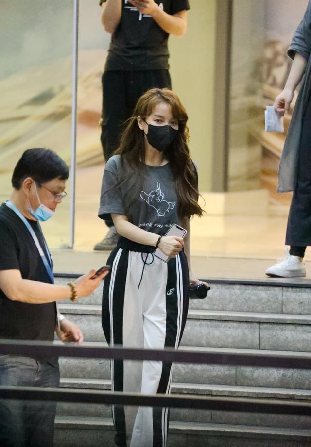 吴昕参加姐姐后脱胎换骨，穿露脐装搭长袜，暴露膝盖内翻勒出赘肉