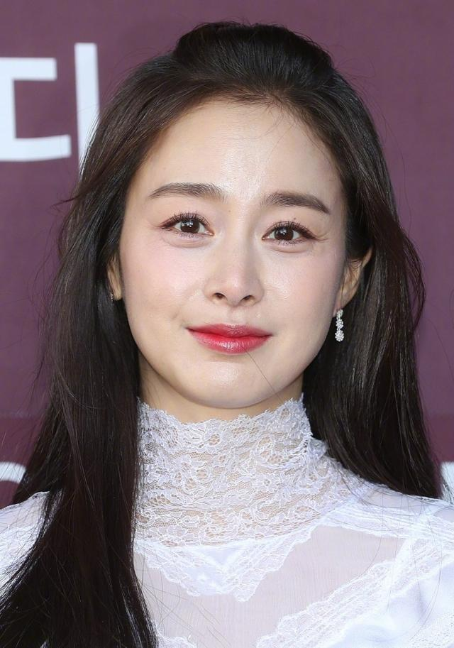 金泰希产后与老公Rain首合体，出席弟弟李莞婚礼，弟媳颜值超高 
