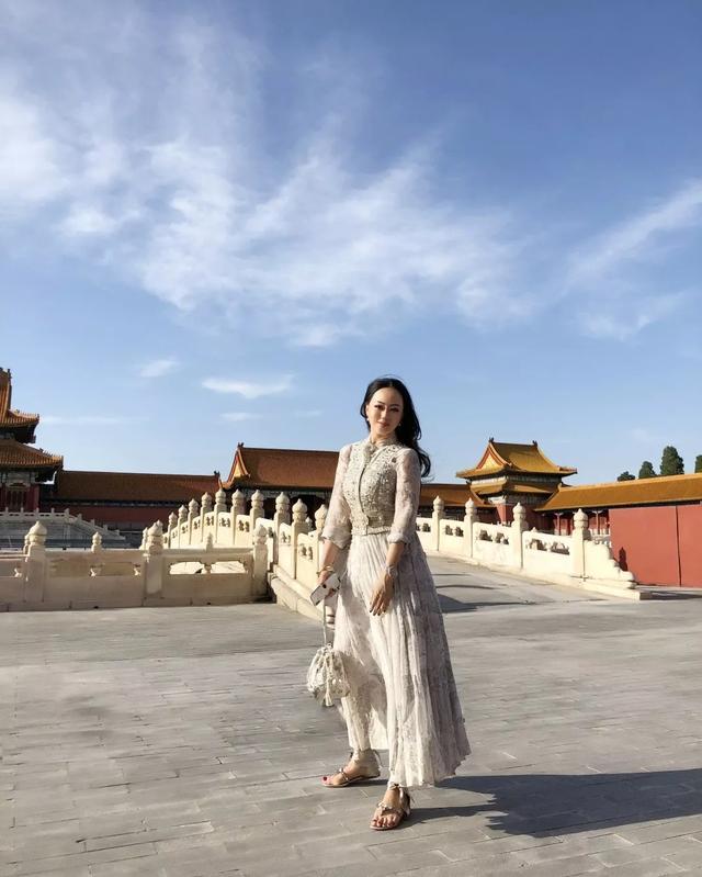 章小蕙亲自出镜带货,穿运动装化妆2小时,57岁瀑布长发还像90后