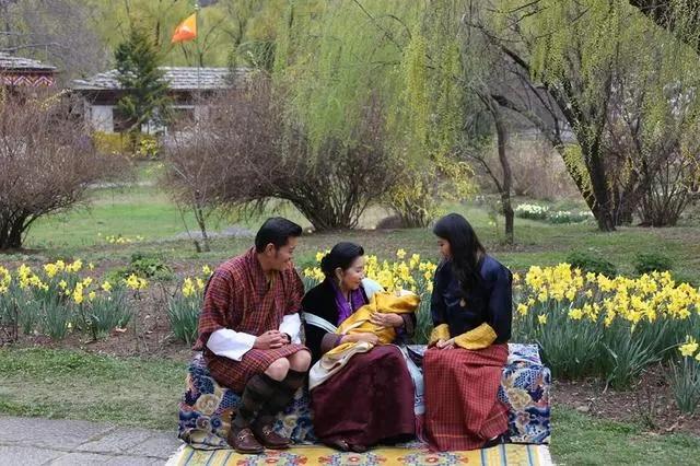 不丹王后二胎后首露面，一家四口出镜，二胎儿子首次露正脸颜值高