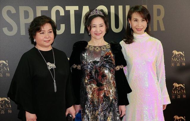 何超琼戴皇冠太贵气,妹妹穿粉裙扮嫩翻车,三姐妹同框像母女尴尬