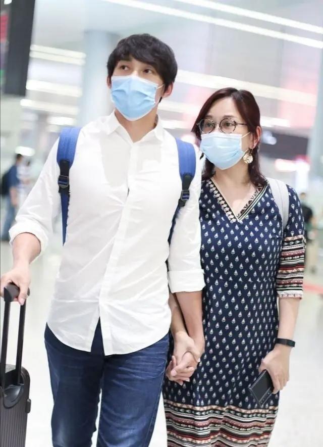 49岁陈松伶参加姐姐二次出道！穿热裤秀美腿，戴圆框眼镜太显嫩
